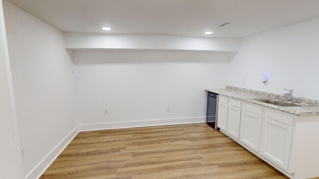 Building Photo - Recently Renovated Stunning Two Bedroom/Three & a Half Bathroom for Rent