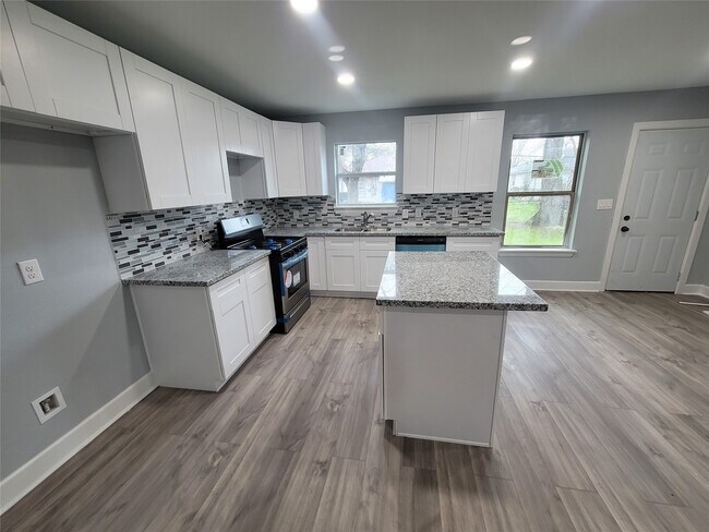 Building Photo - 4859 Bellnole Dr