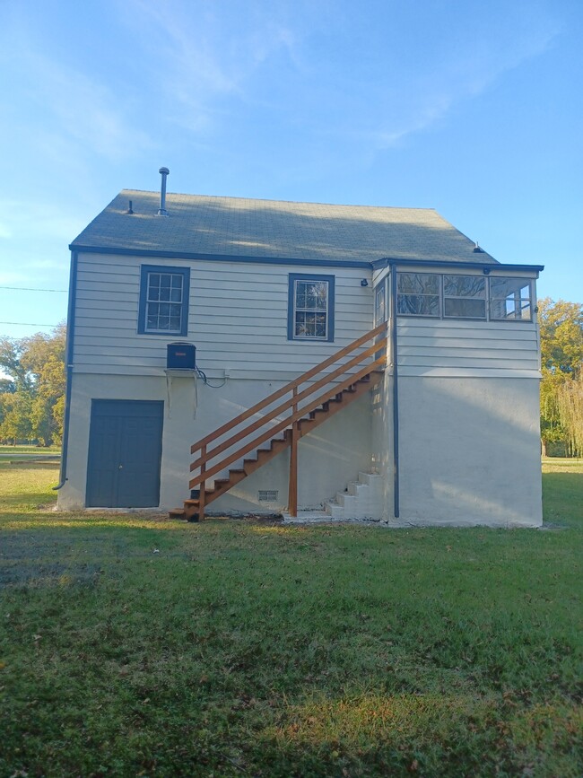 Building Photo - 611 Poplar St