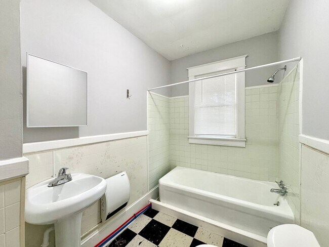 Building Photo - A Great Place to Call Home! Upstairs Apart...