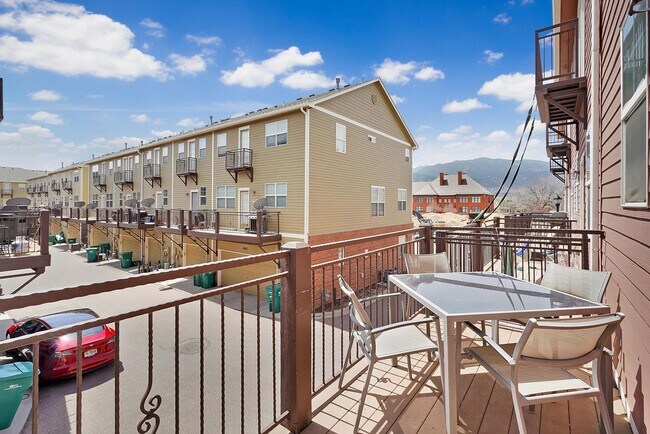 Building Photo - Immaculate 3 Bedroom Townhome Near Downtown COS