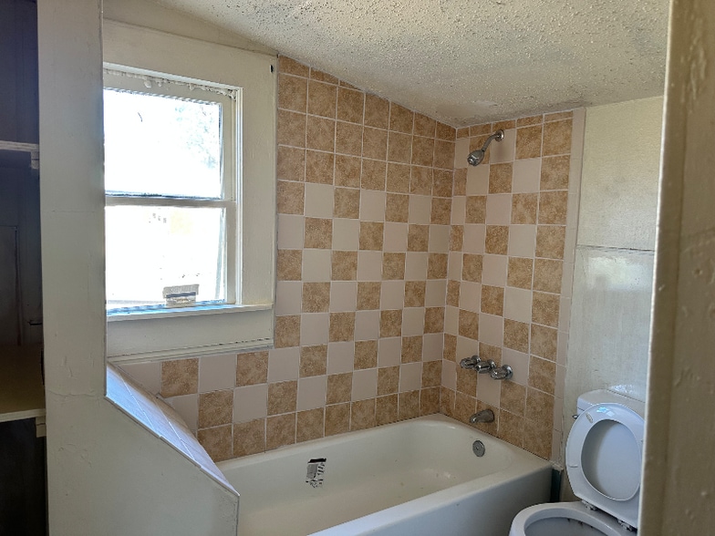 Building Photo - 1301 S State Line Ave