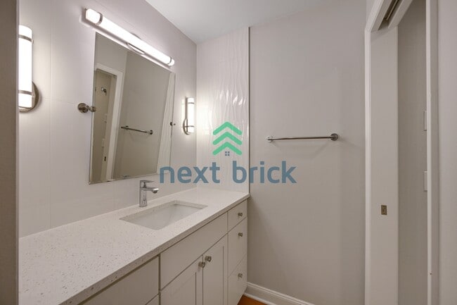Building Photo - Charming Victorian-style craftsman 3-Bedroom Townhouse with 2.5 Baths – 1610 Sq Ft of Comfortable...