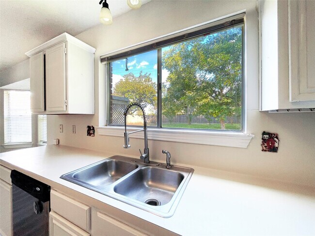 Building Photo - 2918 Colonel Ct Dr