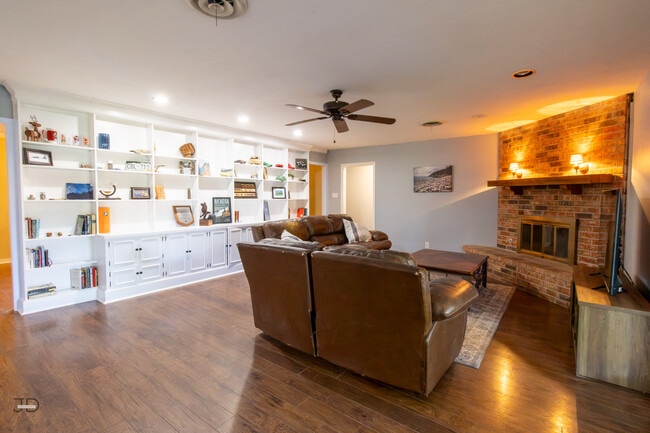 Building Photo - 1535 Primrose Dr