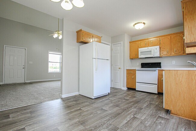 Building Photo - Three Bedroom with Bonus!