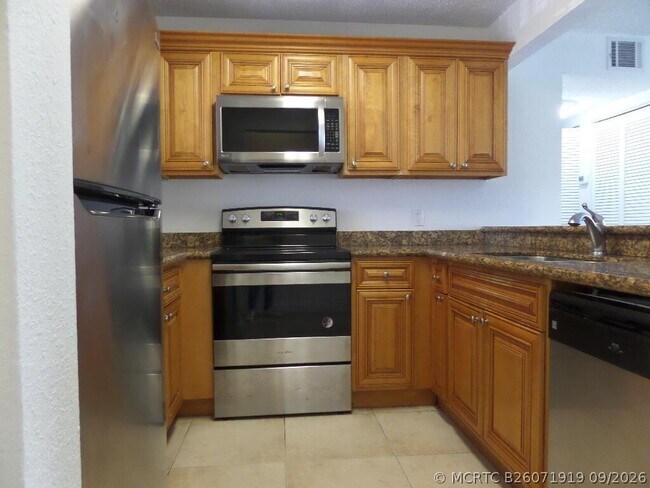Building Photo - 1523 Lake Crystal Dr