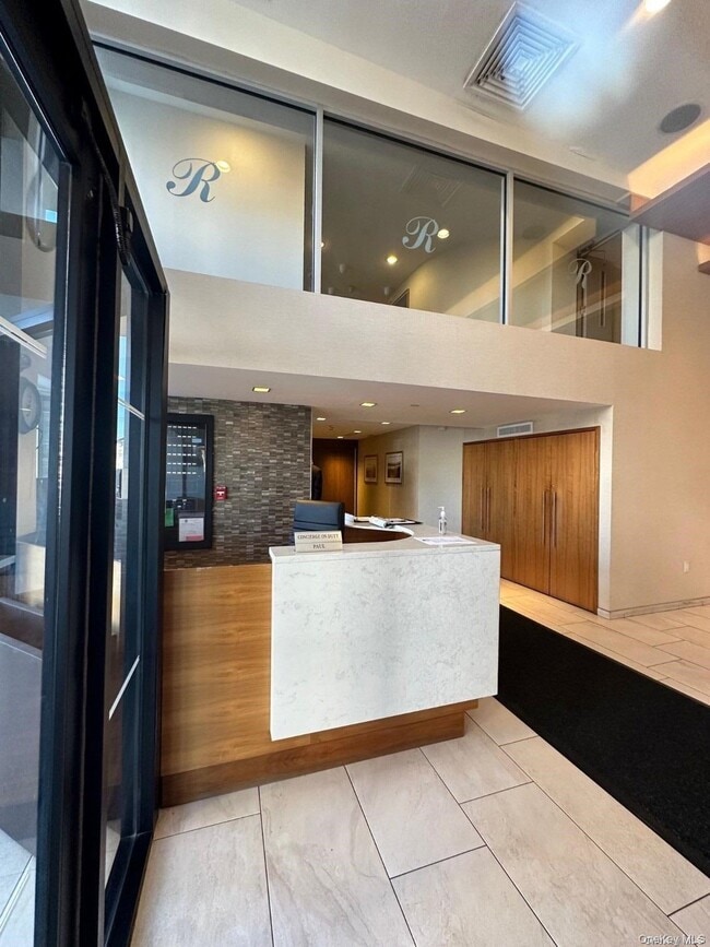 Building Photo - 170 W Broadway