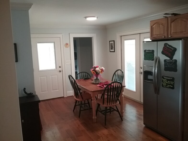 Eat in kitchen with door to private backyard/deck - 701 Rosalyn Dr