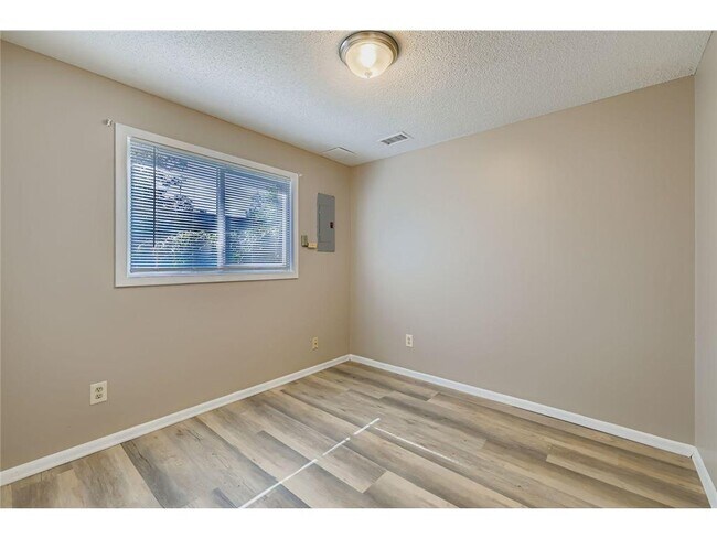 Building Photo - 5525 Lindsay St