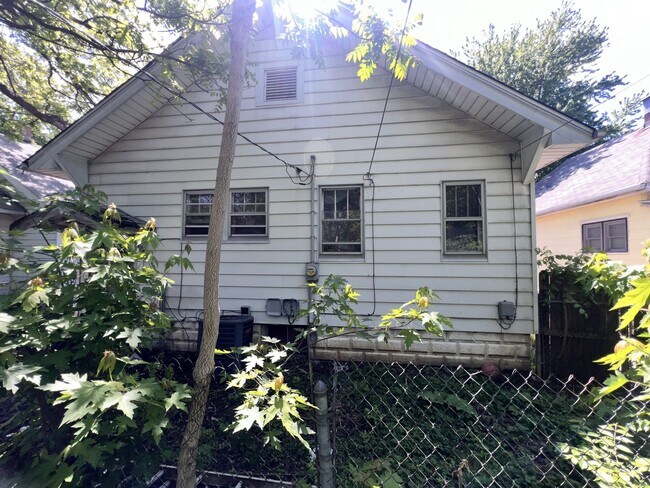 Building Photo - 1258 E Division St