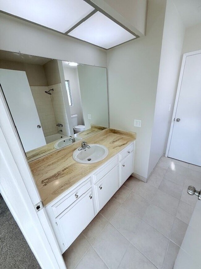 Building Photo - Hidden Valley Townhome Available