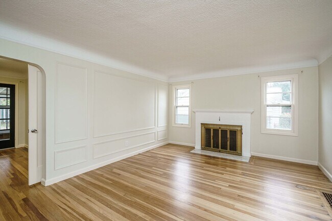 Building Photo - PET FRIENDLY Super Cute Craftsman Home 3 bedroom 1 Bath with Basement
