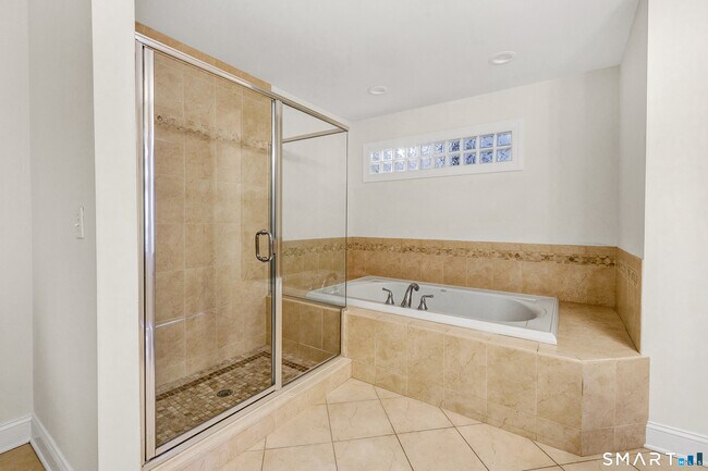 Building Photo - 665 River Rd