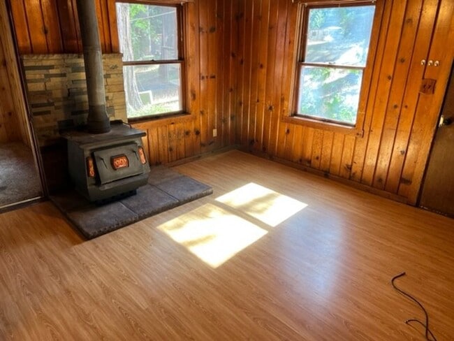 Building Photo - Charming Woodland Cabin Rental in Twain Harte
