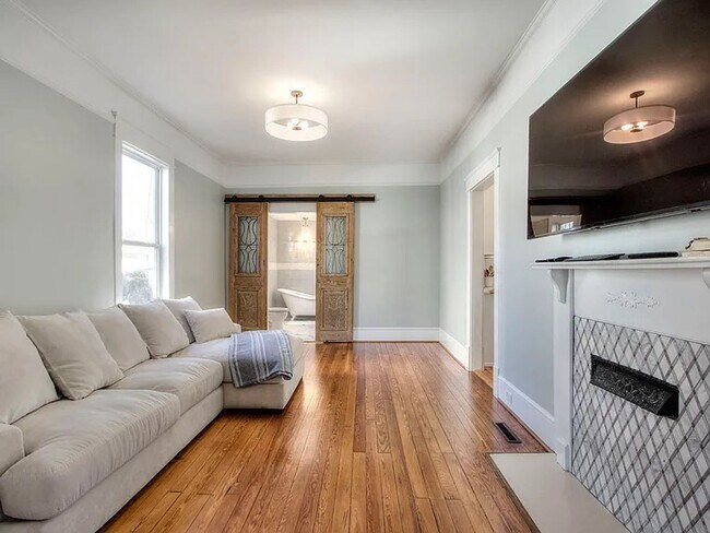 Building Photo - 3 Bedrooms, 2 Bathrooms - Home close to Do...