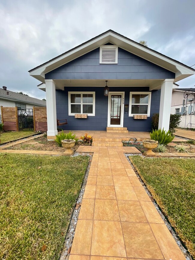 Building Photo - 2 bedroom 2 bath home