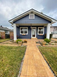 Building Photo - 2 bedroom 2 bath home