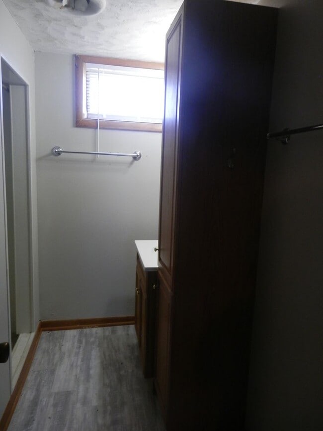 Building Photo - 3 Bed 2 Bath Farmhouse!