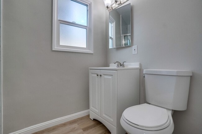 Building Photo - Upgraded Studio in Belmont Shore Available Now!!