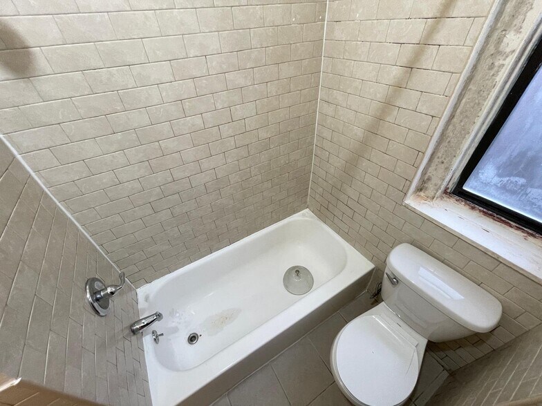 Building Photo - 142 W 238th St