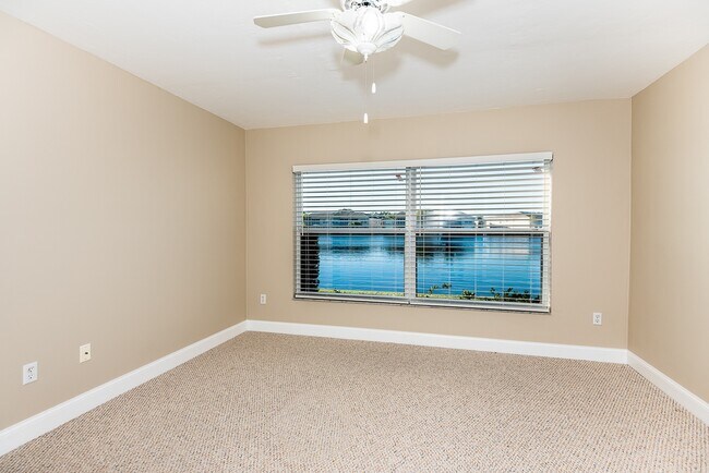 Building Photo - UPDATED GROUND FLOOR CONDO CLOSE TO 1-75