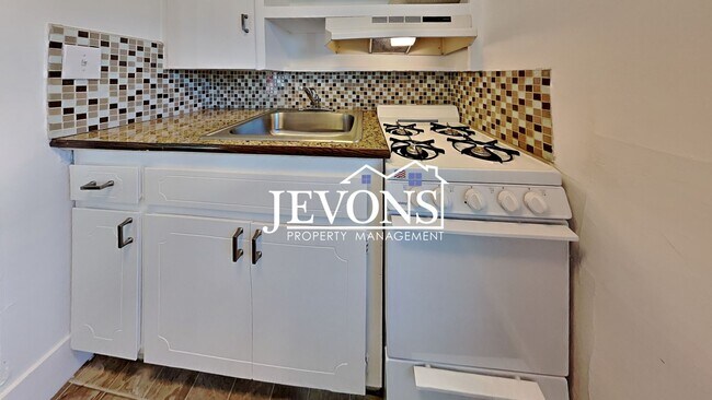 Building Photo - $300 Rent Credit - Well-kept ground-floor ...