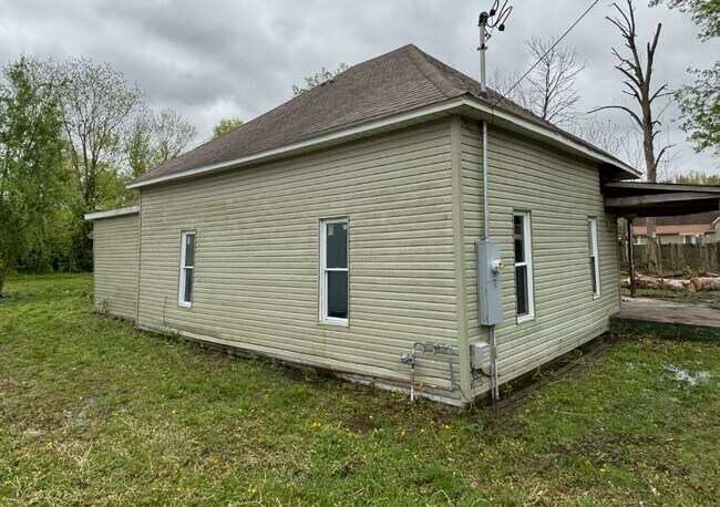 Building Photo - 305 S Sims St