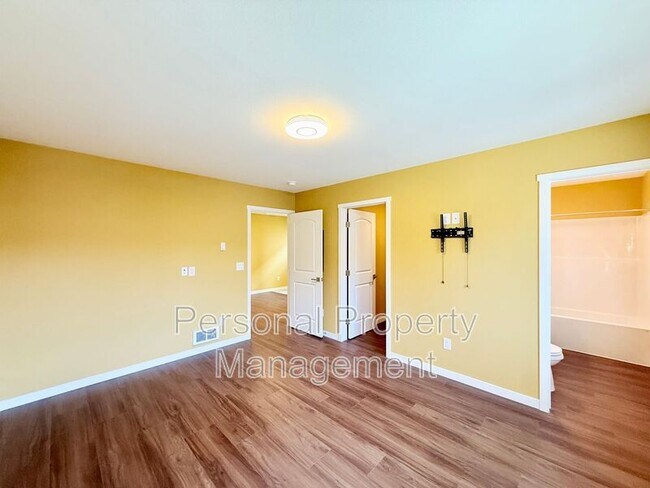 Building Photo - 5711 NE 74th Ct