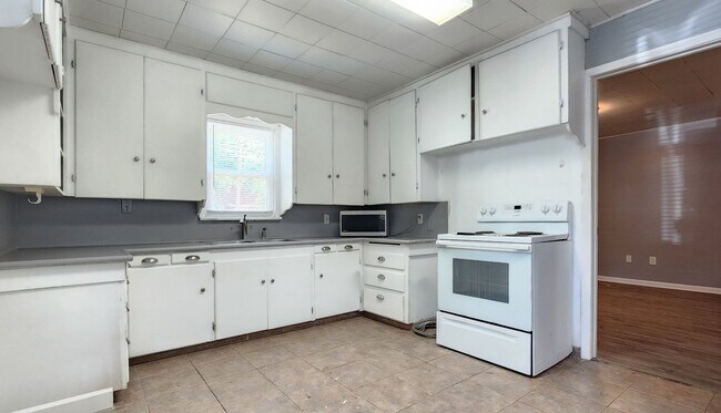 Building Photo - 3/1.5/2 DETACHED GARAGE - GREAT HOME IN TECH TERRACE