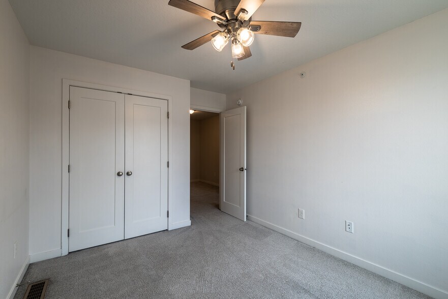 Building Photo - 329 NE Otter Dr