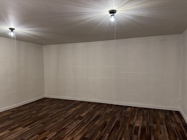 Bonus Room - 2011 Oregon Ave