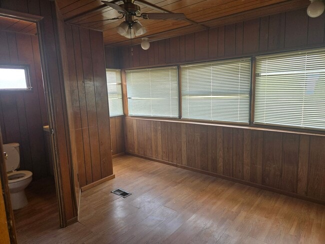 Building Photo - Three Bedroom, Pet Friendly Home!