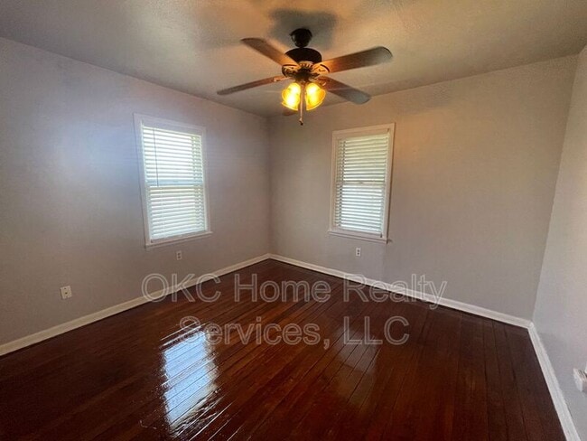 Building Photo - 137 SE 1st St