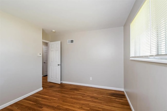 Building Photo - 745 Northmoor Dr