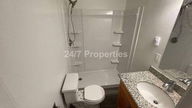 Building Photo - Spacious 4 BD | 2 BA with Backyard - Gladstone