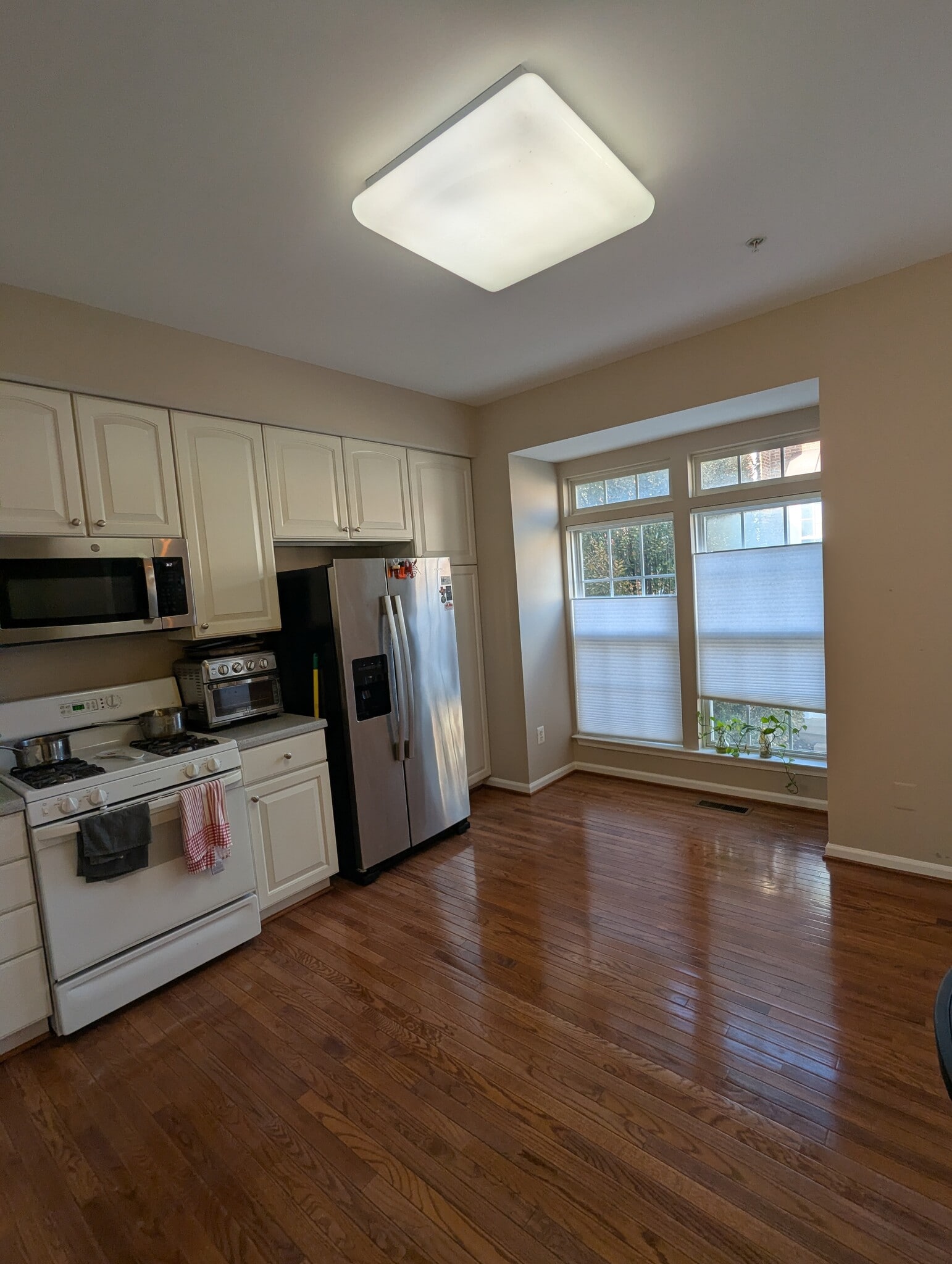 Building Photo - 2724 Manhattan Pl