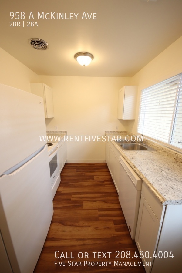 Building Photo - Spacious McKinley Townhome Available! Visi...