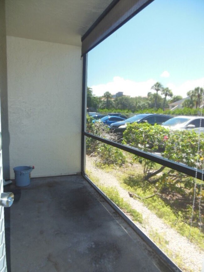 Building Photo - ONE BEDROOM ONE BATHROOM !! WATERFRONT COM...