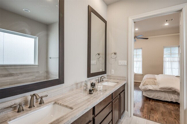 Building Photo - 266 E 28th St