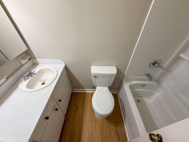 Building Photo - 2 Bedroom 1 Bath Duplex - Brand New Flooring and Paint!