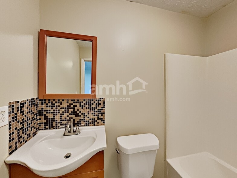 Building Photo - 450 Crested View Dr