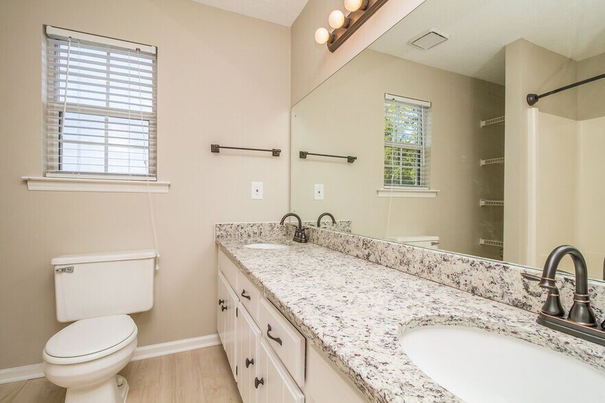 Building Photo - 2814 Meadowhill Dr