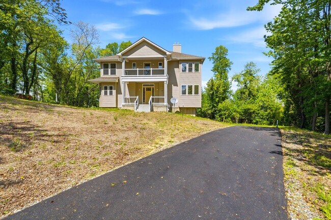 Building Photo - 5116 Shore Dr
