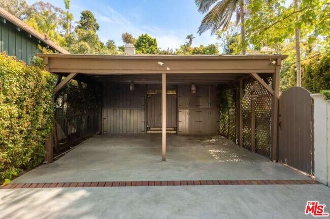 Building Photo - 344 Entrada Dr