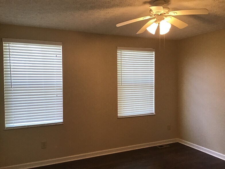 Building Photo - 7366 Murrayfield Dr
