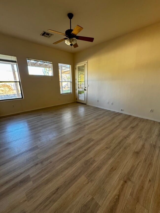 Building Photo - FOR RENT