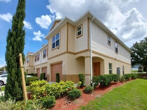 Building Photo - Beautiful 3 Bedroom 2 1/2 Bathroom House i...