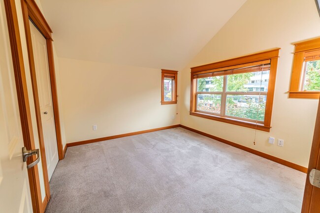 Building Photo - Beautiful 2BR/1.5BA Corner Townhome in the...