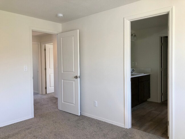 Building Photo - 2246 Streamside Wy